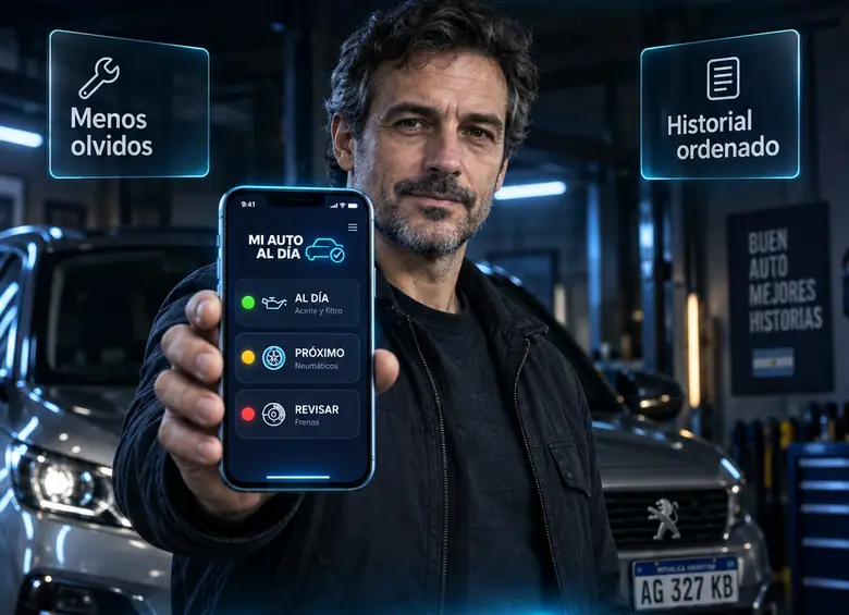 Conductor mostrando en su celular el semáforo de Mi Auto al Día con los ítems al día, próximos y a revisar